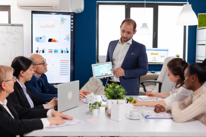 company-leadership-explaining-briefing-project-conference-room-team (1)
